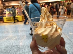 エキマルシェ大阪　チキラーハウス　ソフトクリーム